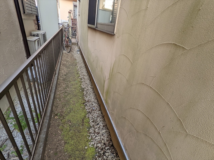 府中市四谷にてジョリパット仕上げの外壁の点検、汚れの目立ってきたら塗装の時期です